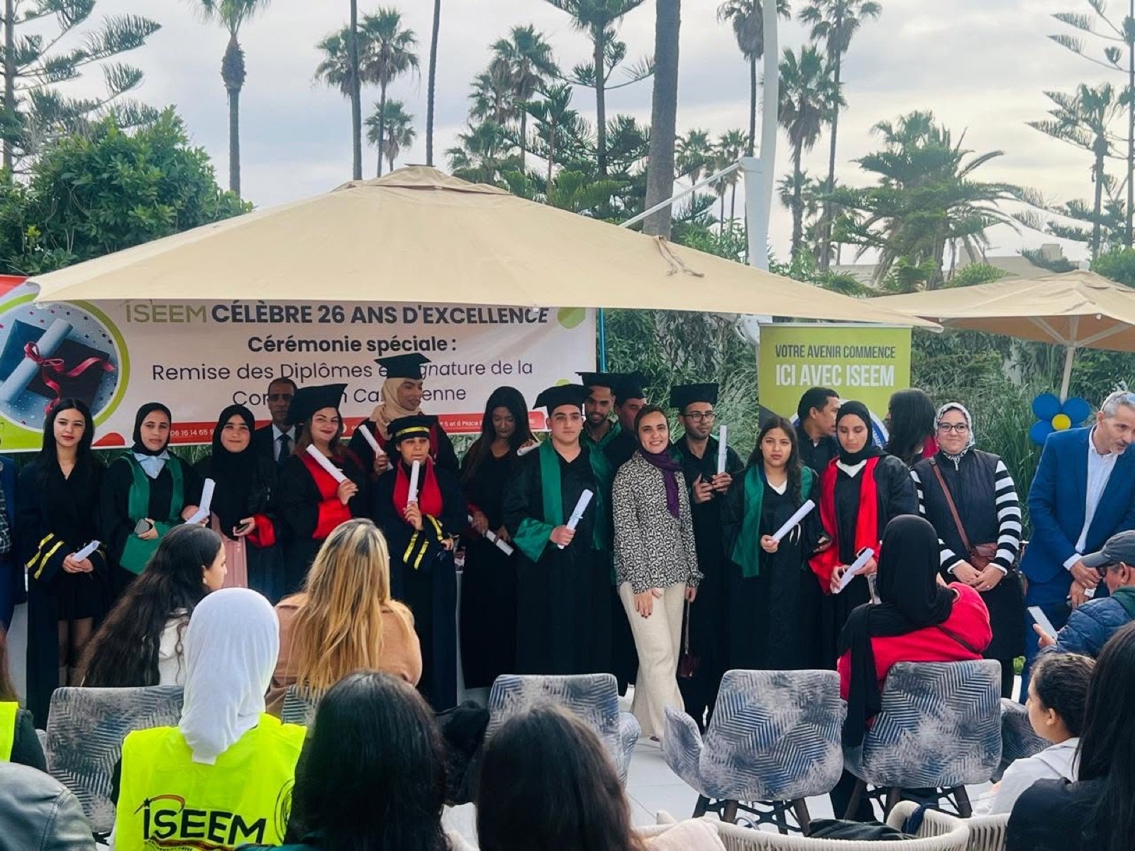 Remise de diplômes à l’ISEEM, avec des étudiants et leurs familles